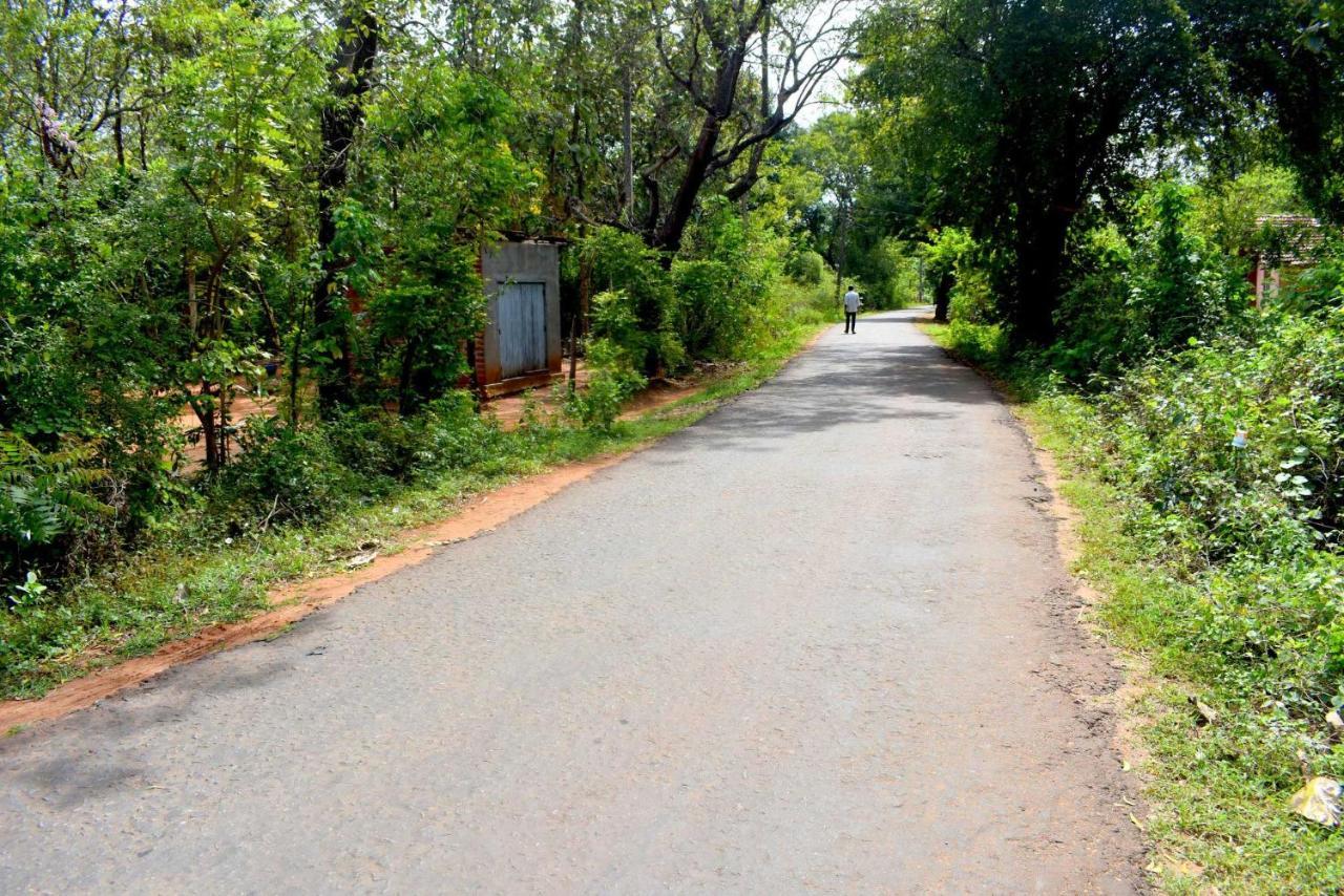 Sri Mayura Holiday Resort Kataragama Luaran gambar
